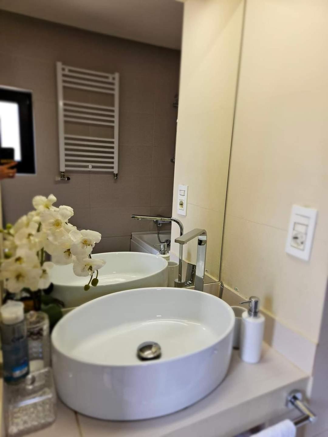 Laci Lak Modern Apartment Oradea Eksteriør billede